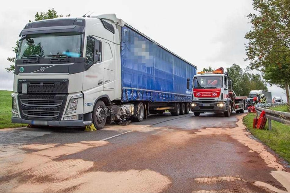 Bei dem Unfall riss der Tank des Lkw auf und 200 Liter Diesel liefen auf die B101.