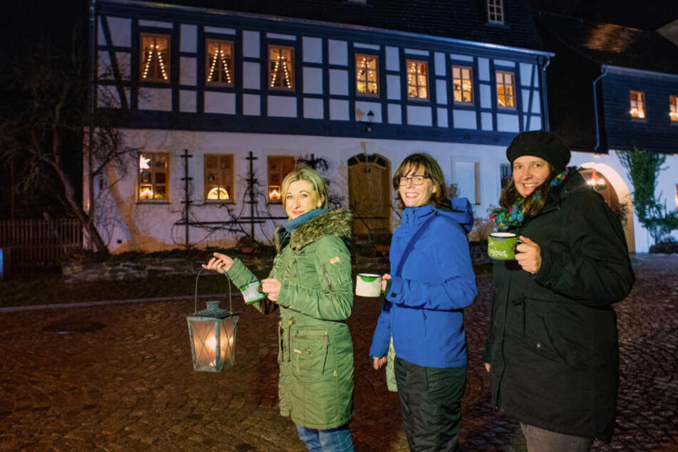 Lebendiger Adventskalender: "Wir dippeln mit dem Dippl in der Hand jeden Abend zu einem anderen Haus im Ort", so Ines Schulz (41) links mit Susann Unger (37) und Annett Beier (38) (v.l.) aus Wildbach.