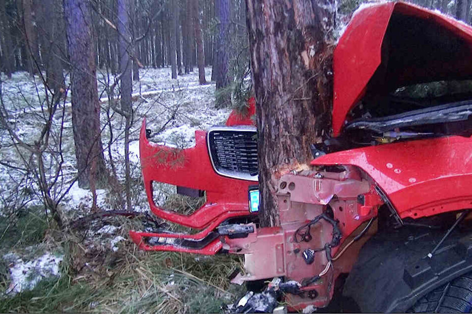 Zum Zeitpunkt des Unfalls hat es stark geschneit, die Landstraße war mit Schneematsch bedeckt.