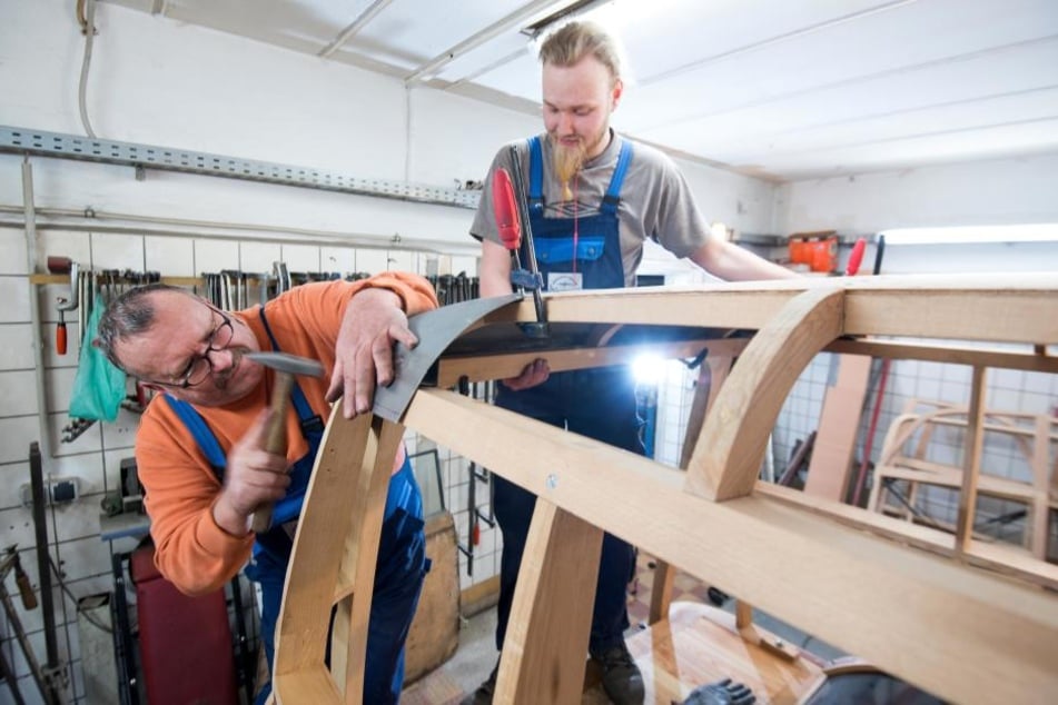 Jürgen Leiber (61, links) und Marc Becker (28) arbeiten an der neu gebauten Holzkarosse eines Framo-Kombis.