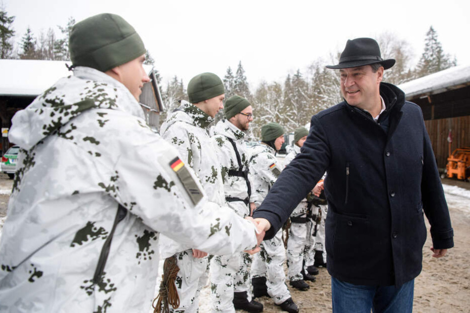 Markus Söder (CSU, r), Ministerpräsident von Bayern, dankt den Einsatzkräften der Bundeswehr für ihren Einsatz während des Schneechaos im Januar in Bayern.