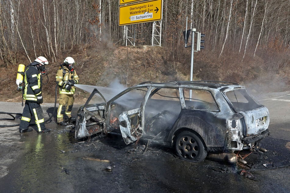 Komplett abgefackelt! Ein Audi ging am Samstagmittag nahe der A4 bei Wüstenbrand in Flammen auf.