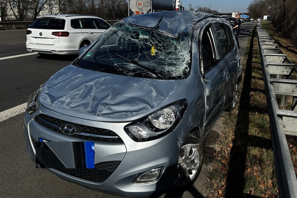 Hyundai überschlägt sich auf A555 bei Köln: Fahrbahn zwischenzeitlich voll gesperrt