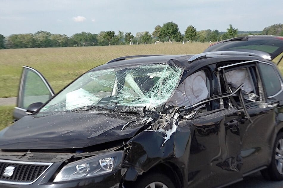 Der Anhänger eines Lkw kam an einem Kreisverkehr ins Schleudern. Eine entgegenkommende Autofahrerin konnte nicht mehr rechtzeitig ausweichen.