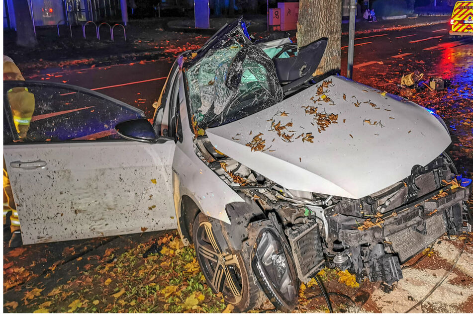 VW rast innerorts gegen Baum: Fahrer (30) wohl unter Drogen!