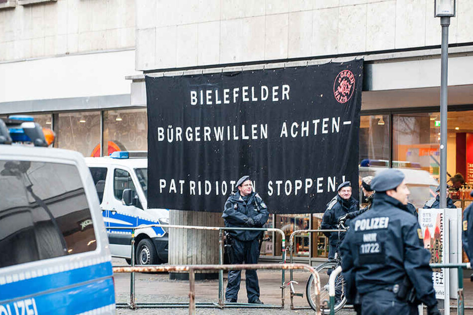 Mit einem riesigen Banner brachten die Gegendemonstranten ihre Meinung kund.