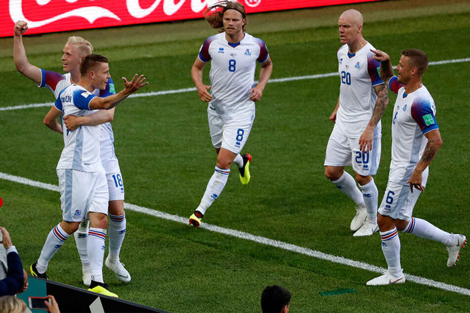 Alfred Finnbogason (2.v.l.) aus Island bejubelt sein Tor zum 1:1 mit seinen Mannschaftskollegen.