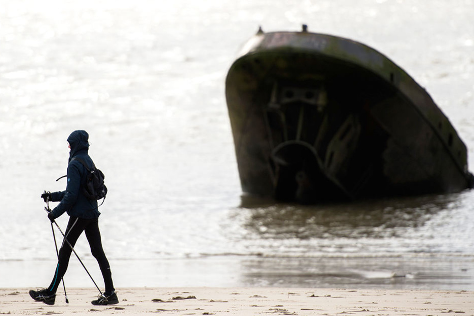 Seit 43 Jahren ragt das Schiffswrack "Uwe" vor Blankenese aus der Elbe heraus.