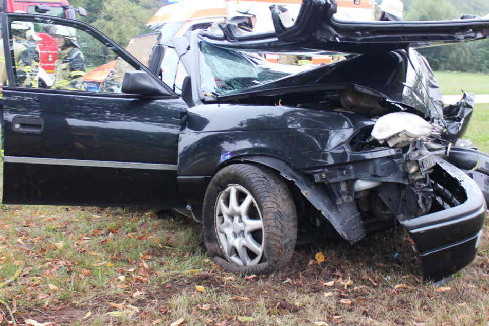 Rettungskräfte mussten einen Mann aus einem Autowrack befreien und in eine Klinik bringen.