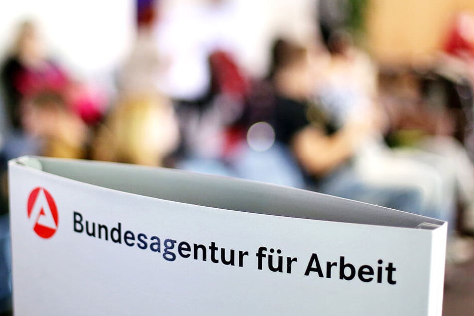Wartende bei der Agentur für Arbeit. (Symbolbild)