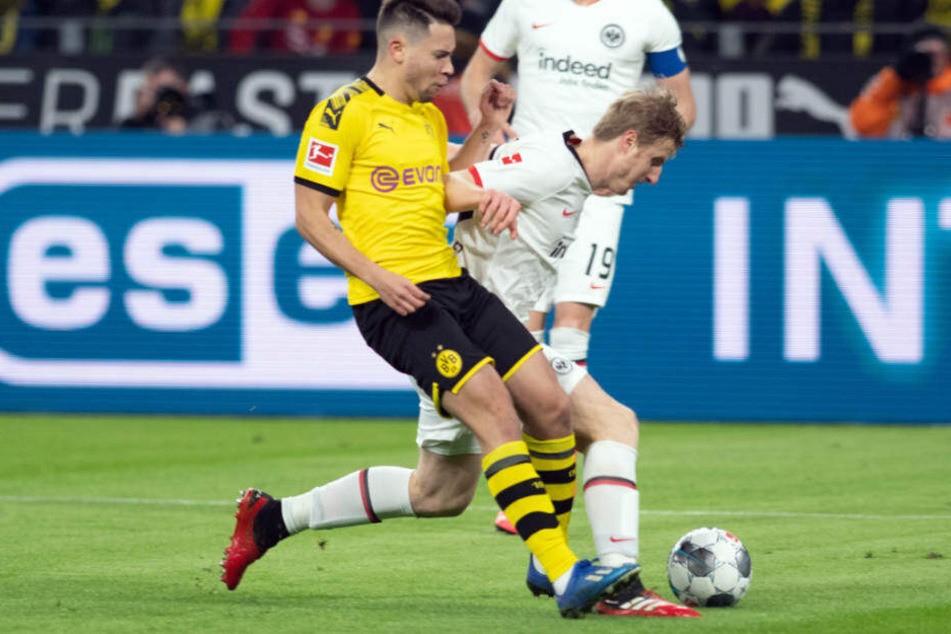 Dortmunds Raphael Guerreiro (l.) und Martin Hinteregger (r.) von Frankfurt kämpfen um den Ball. Die erste Halbzeit hatte nich nicht viel von einem klasse Spiel.
