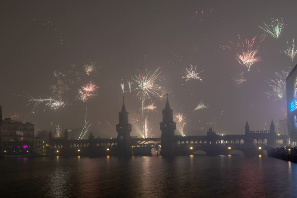 Raketen steigen hinter der Oberbaumbrücke in den Himmel.