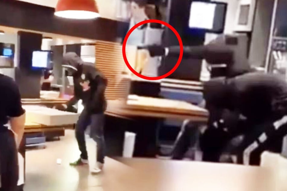 Total gestört: bewaffneter Überfall auf McDonald's eskaliert schnell