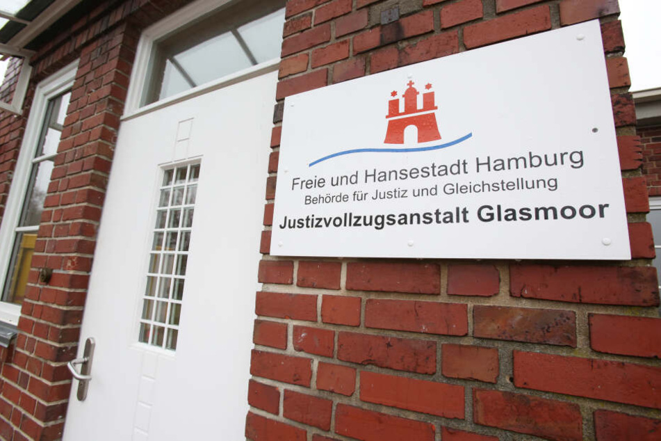 Ein Schild mit der Aufschrift "Justizvollzugsanstalt Glasmoor" hängt neben dem Eingang zum Gefängnis in Norderstedt bei Hamburg.