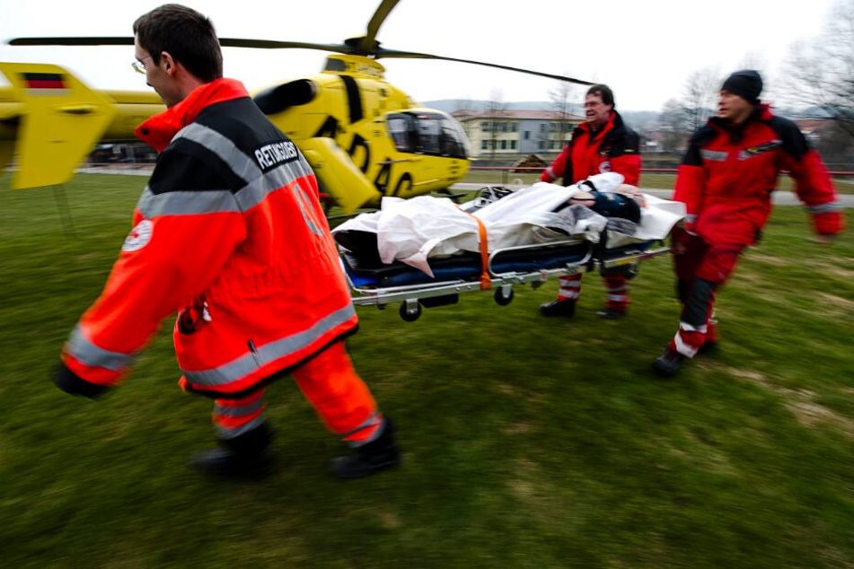 Ein Rettungshubschrauber brachte den lebensgefährlich verletzten ins Krankenhaus. (Symbolbild)