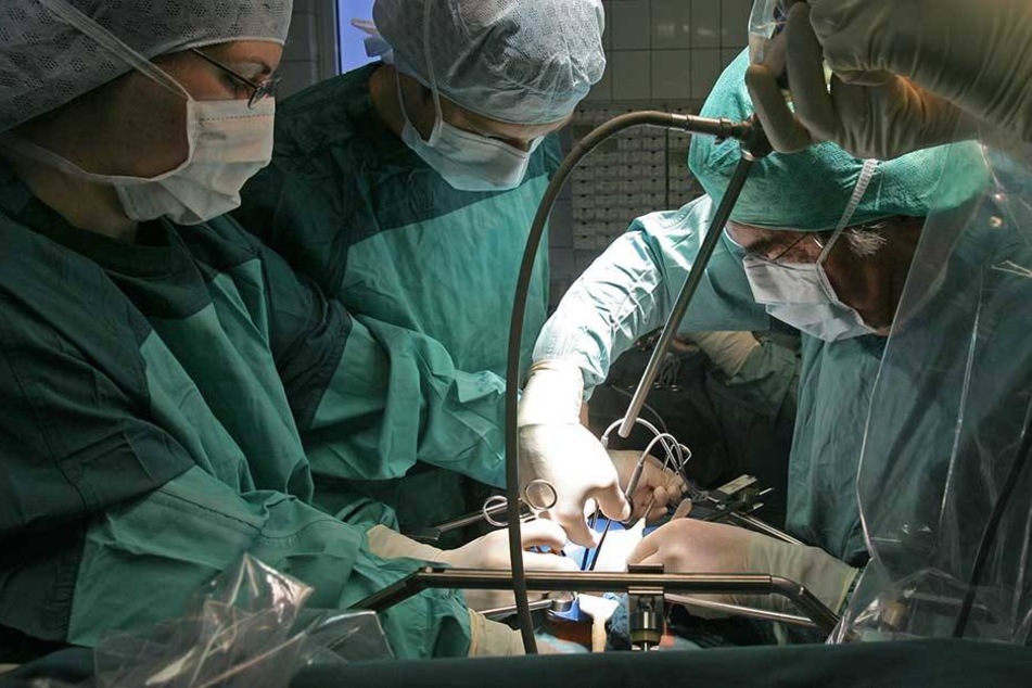 In der Klinik für Urologie am Universitätsklinikum Jena wird einem Spender eine Niere entnommen, die für eine Transplantation vorgesehen ist.