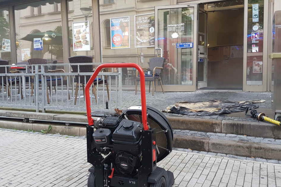 Im ganzen Restaurant breitete sich dichter Rauch aus.