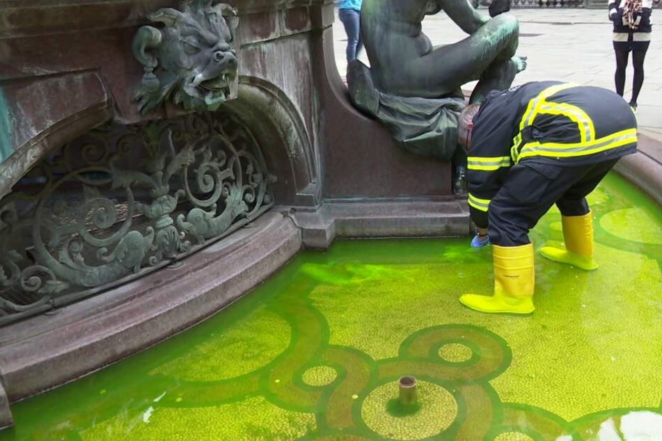 Der Umweltdienst nimmt Proben aus dem Rathausbrunnen.