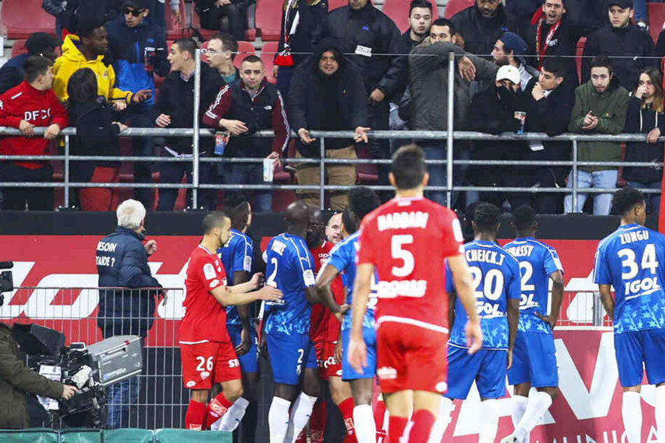 Zuschauer und Spieler waren nach dem Zwischenfall aufgebracht. Die Partie konnte erst nach mehreren Minuten Unterbrechung fortgesetzt werden.