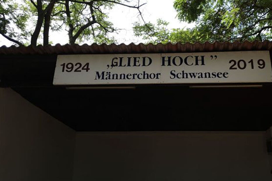 Scherzkekse hatten aus dem Schriftzug "Glied hoch" gemacht.