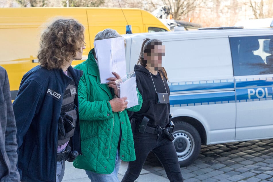 Edelbert S. (64, grüne Jacke) im März 2025, als er dem Haftrichter vorgeführt wurde.