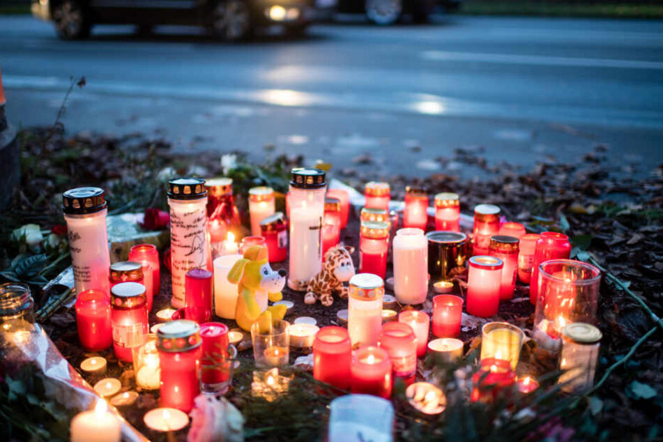 Kerzen und Blumen liegen an der Unfallstelle in München, an der ein 14-Jähriger starb.