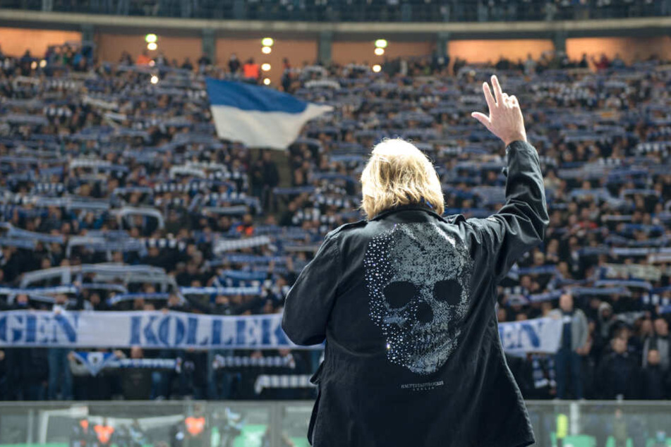 Vor dem Spiel steht Sänger Frank Zander vor der Ostkurve mit den Berliner Fans und singt die Hymne von Hertha BSC. (Archivbild)