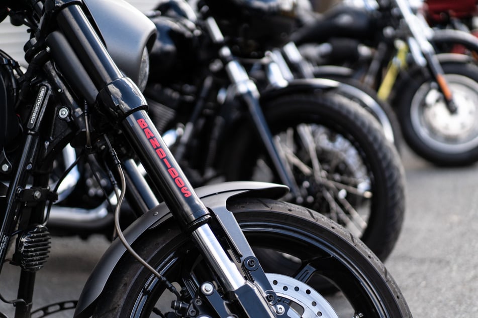 Ermittelt werde laut Polizei wegen schwerer räuberischer Erpressung, verschiedener Eigentumsdelikte sowie des Handels mit Methamphetamin in erheblicher Menge und wegen Geldwäsche. (Symbolfoto)