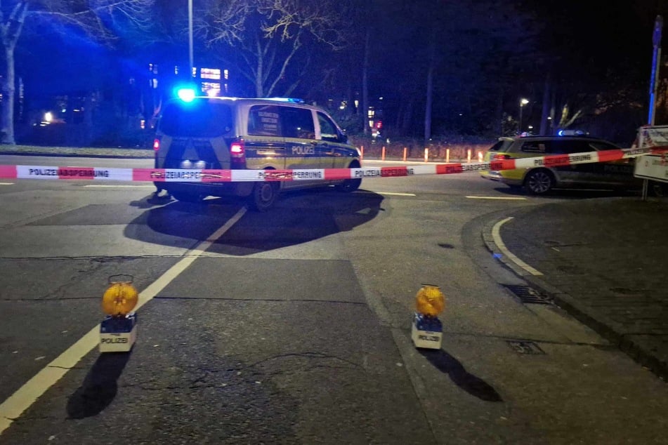 Audi kracht in Bushaltestelle: Vier Menschen teils schwer verletzt