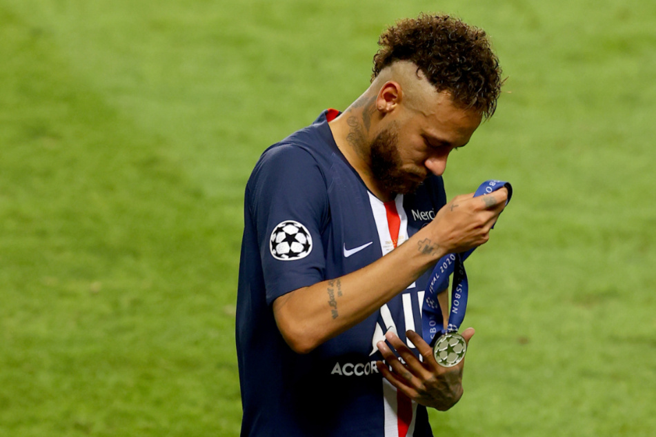 Neymar nach dem verlorenen Champions-League-Finale gegen den FC Bayern München mit seiner Medaille.
