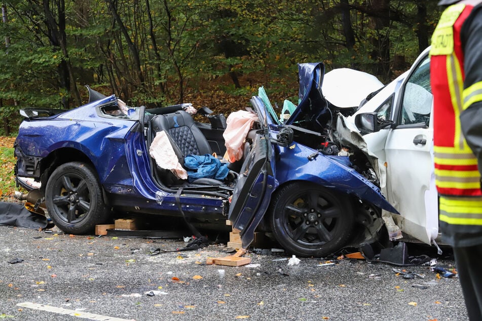 Die Feuerwehr musste für die Rettungsmaßnahmen das Dach des Mustangs aufschneiden.