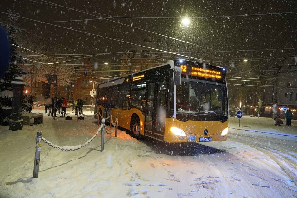 Die öffentlichen Verkehrsmittel sind von den erschwerten Bedingungen durch den Wintereinbruch betroffen.