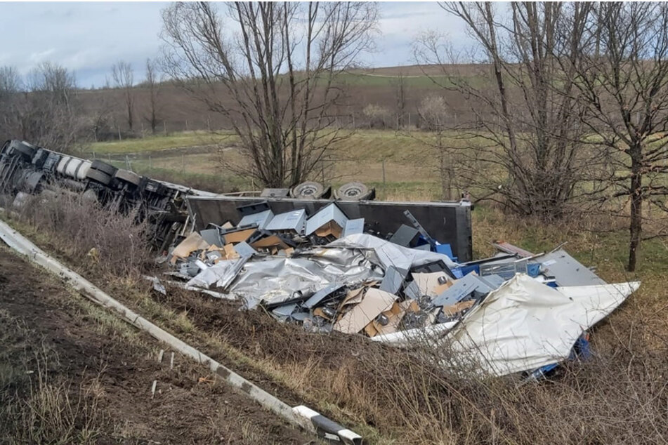 Der Lkw kam von der A14 ab und kippte im Straßengraben um.