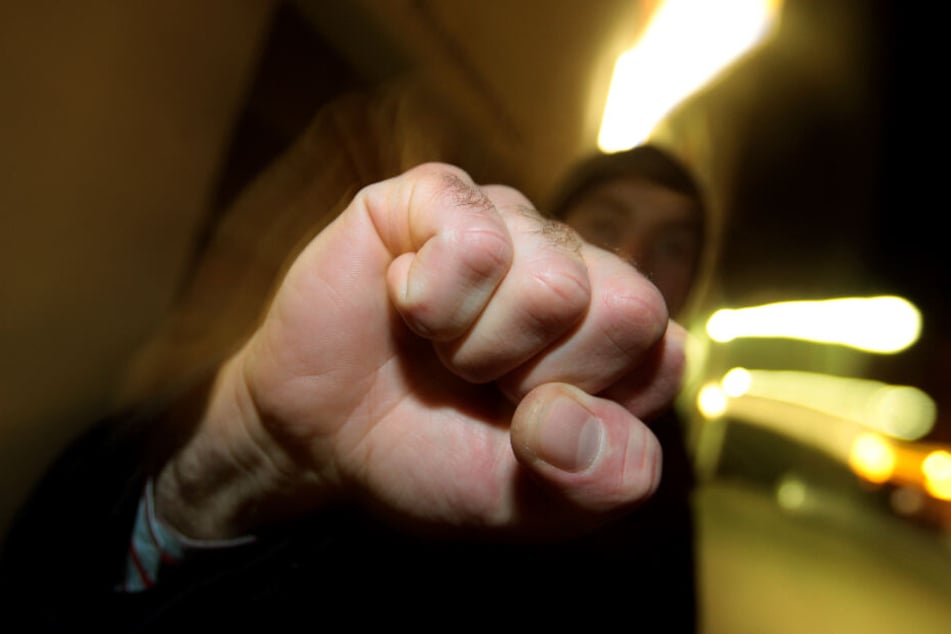 Die fünf Jugendlichen schlugen auf den 16-Jährigen an einem Münchner U-Bahnhof ein. (Symbolbild)