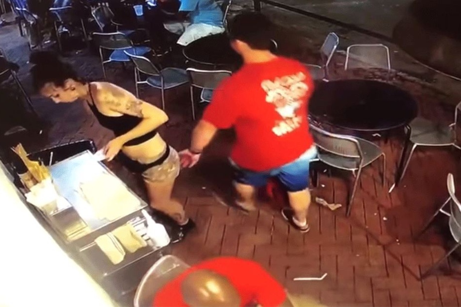 Videobeweis: Die Hand von Ryan C. (31) verirrt sich an den falschen Ort.