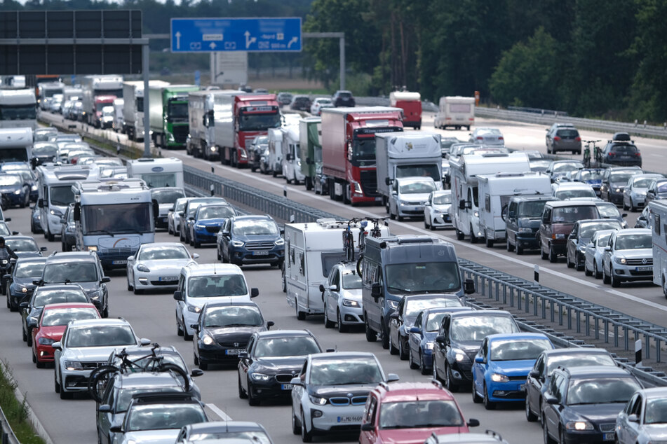 Nach dem Unfall bildete sich ein kilometerlanger Stau. (Symbolbild)