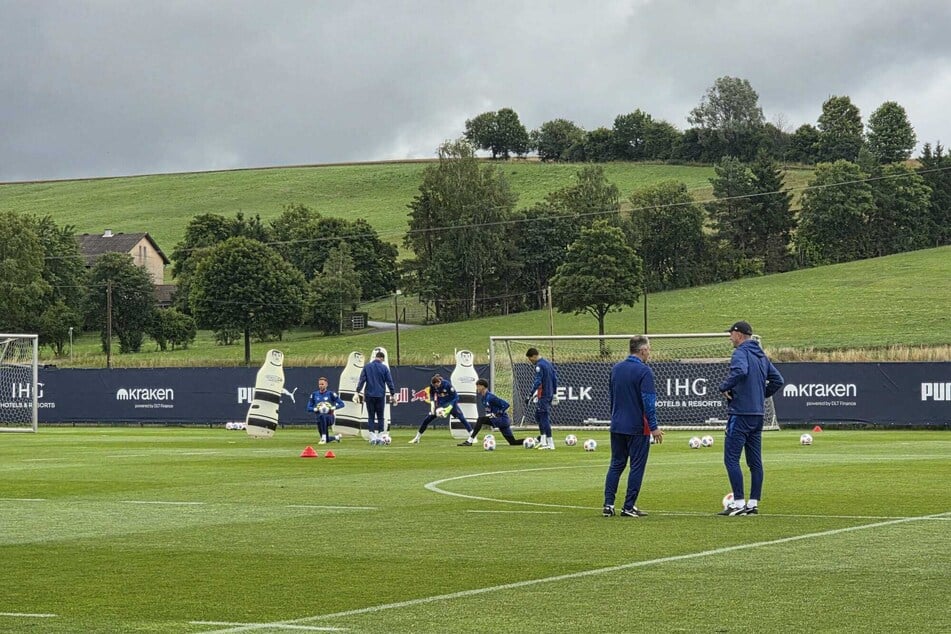 Am Montagvormittag absolvieren die Spieler von RB Leipzig wieder eine Einheit auf dem Platz des SV Aasen.