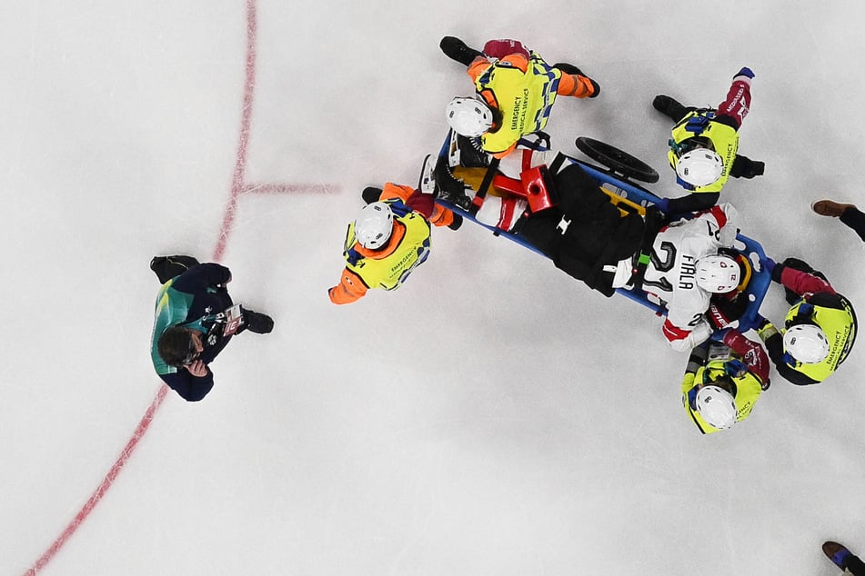 Olympia 2026 im Ticker: Diagnose da! Schlimmer Eishockey-Crash hat böse Folgen