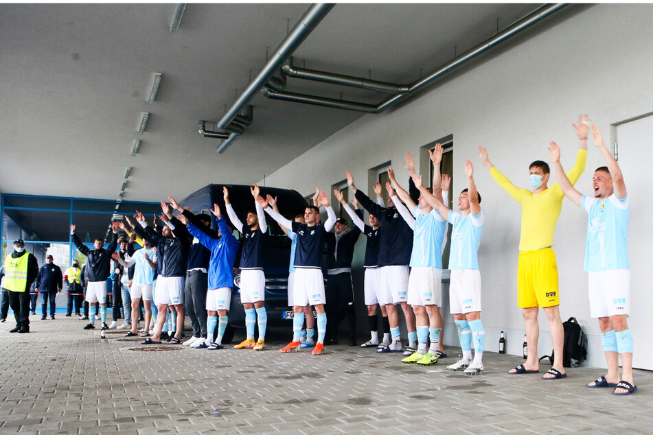 ...und feierten mit ihrer Mannschaft und mit Abstand den Pokaltriumph.