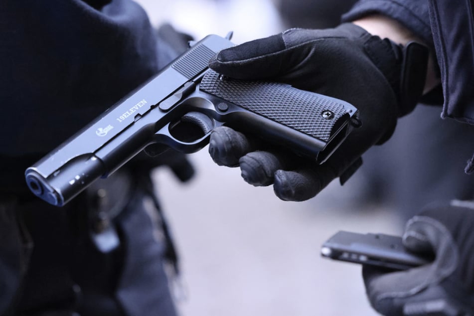 Mit einer Airsoft-Pistole hatte der Jugendliche auf den Mann geschossen. (Symbolfoto)