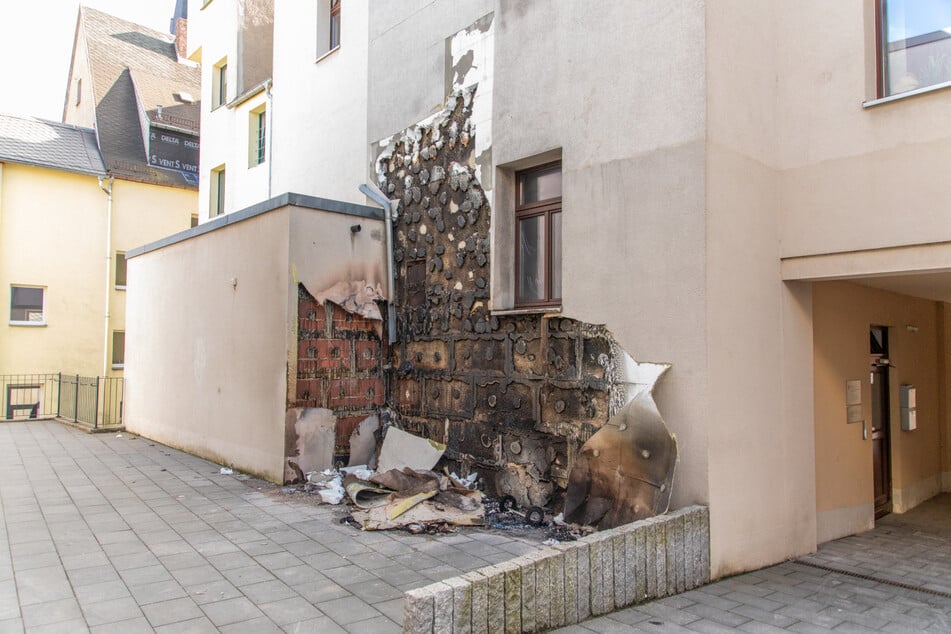 Das Feuer richtete Schaden an der Hauswand an.