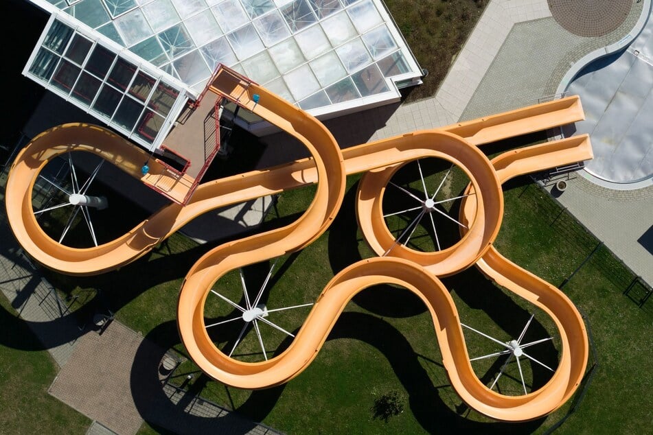 Mithilfe von Drohnen kommen besondere Ahmen zustande, wie diese Wasserrutsche aus der Luft.