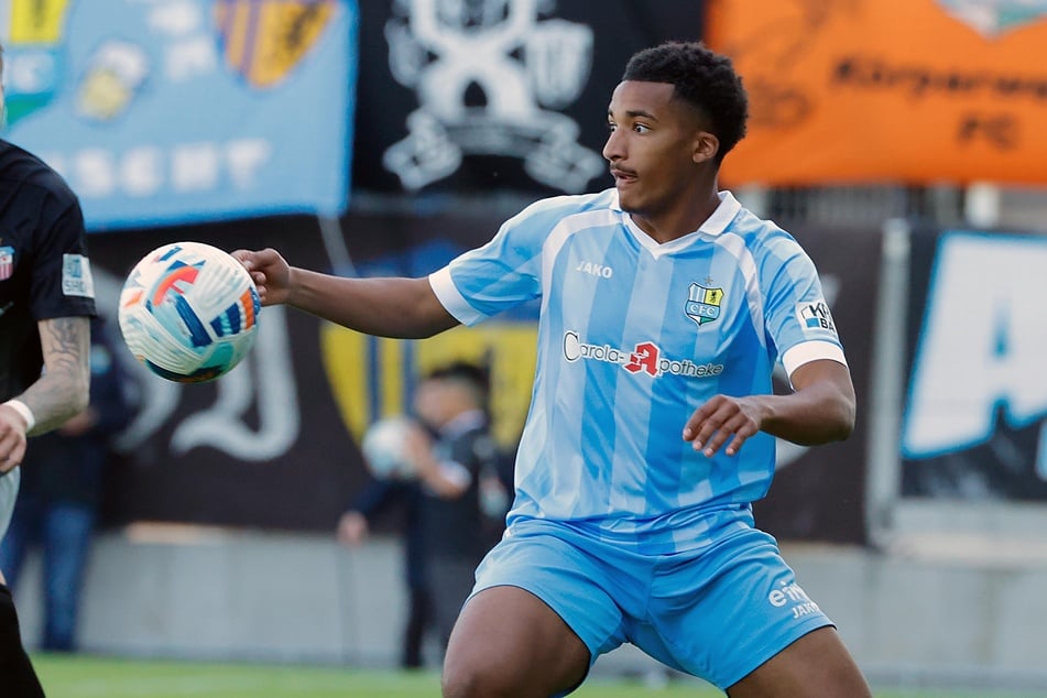 Aaron Mensah (19) kämpft auch in der neuen Saison in der Regionalliga Nordost mit dem CFC um Punkte.