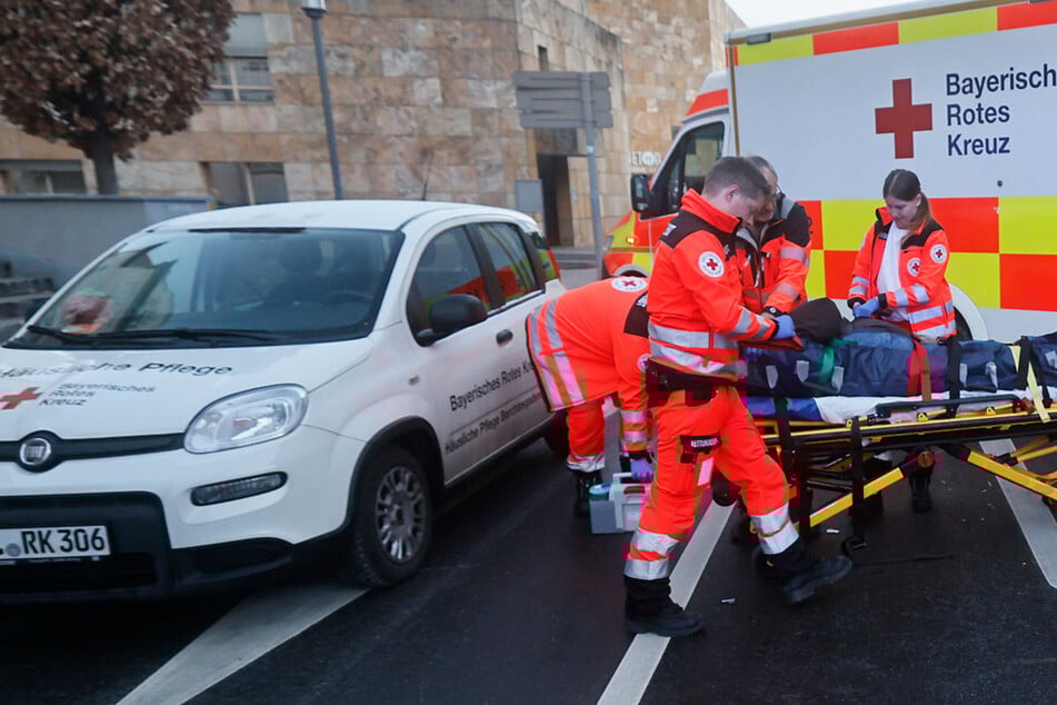 Scheiben nicht freigekratzt: Autofahrerin erfasst 96-Jährigen im Rollstuhl