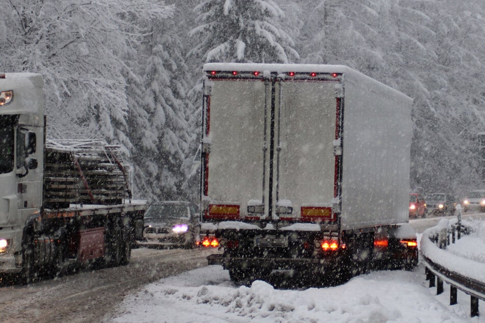 Schneechaos in Bayern: Glatte Straßen und Sturmböen machen Autofahrern zu schaffen