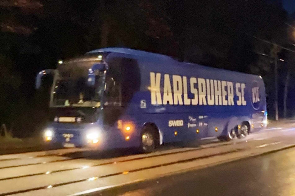 Der Mannschaftsbus des KSC rollte um 19.10 Uhr am RHS ein.