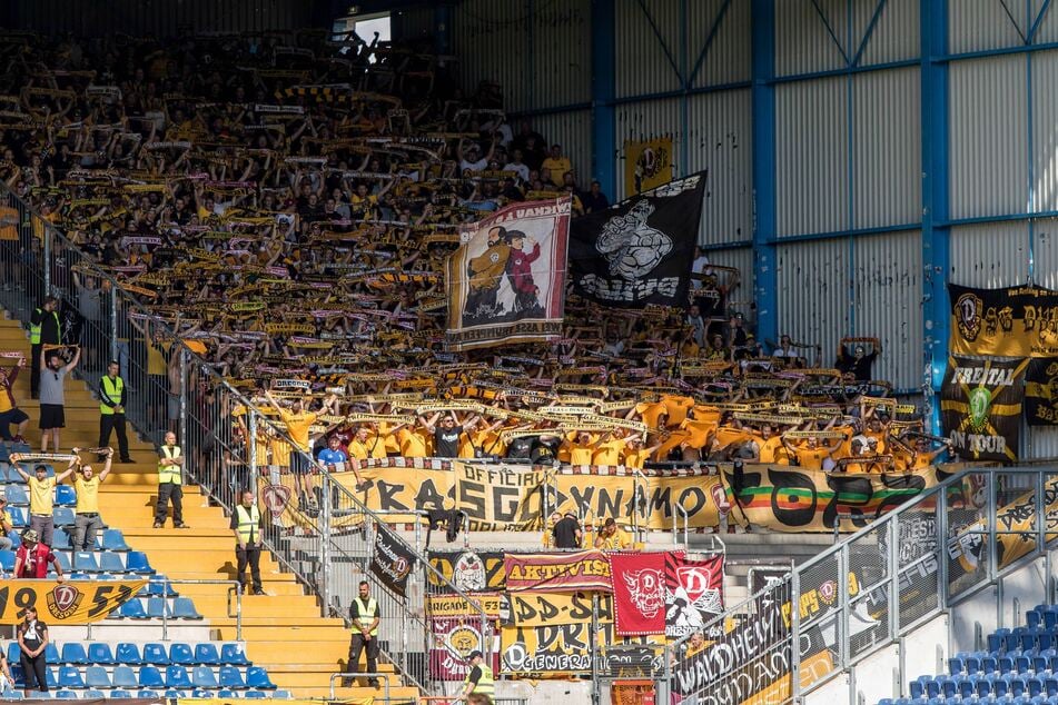 Der Gästeblock von Dynamo bei Arminia Bielefeld ist stets gut gefüllt.