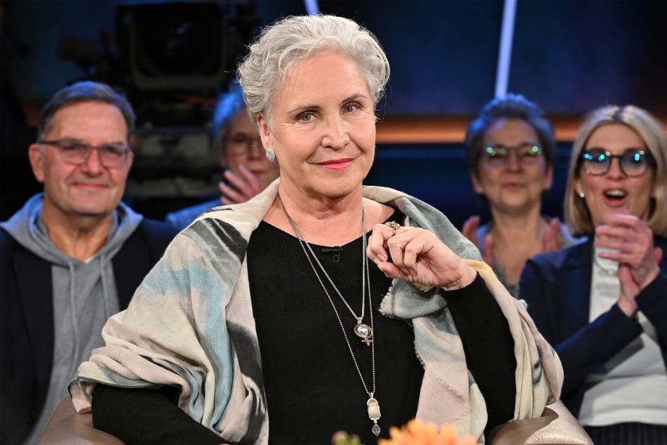 Schauspielerin Katerina Jacob (66) hat in der "NDR Talk Show" über ihre Brustkrebserkrankung und die schlimmen Folgen gesprochen.