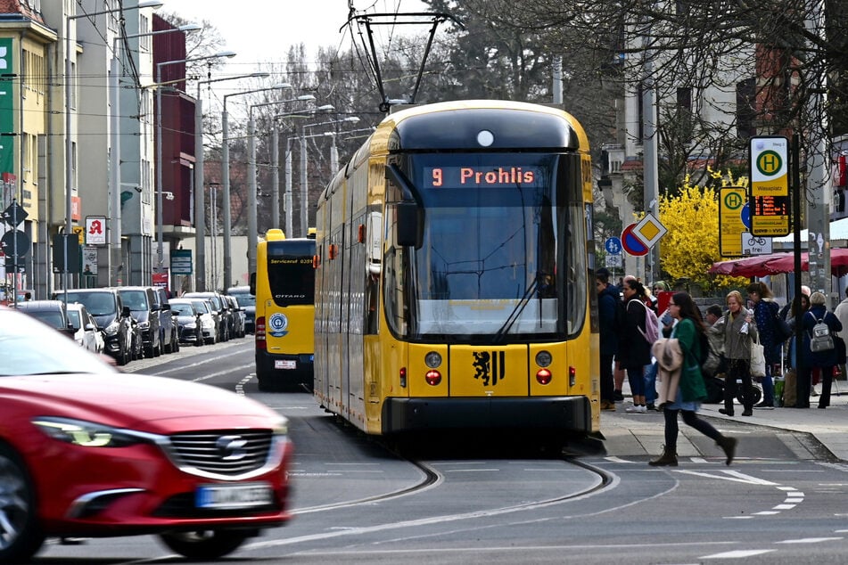 Dresden: Prügelei in Dresdner Straßenbahn: Plötzlich pöbelt Angreifer los