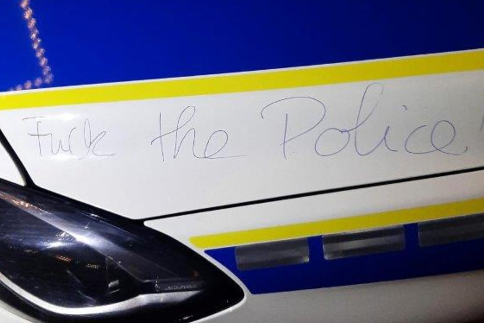 Auf einen Dienstwagen der Polizei schrieb die Frau (58) "Fuck the police".